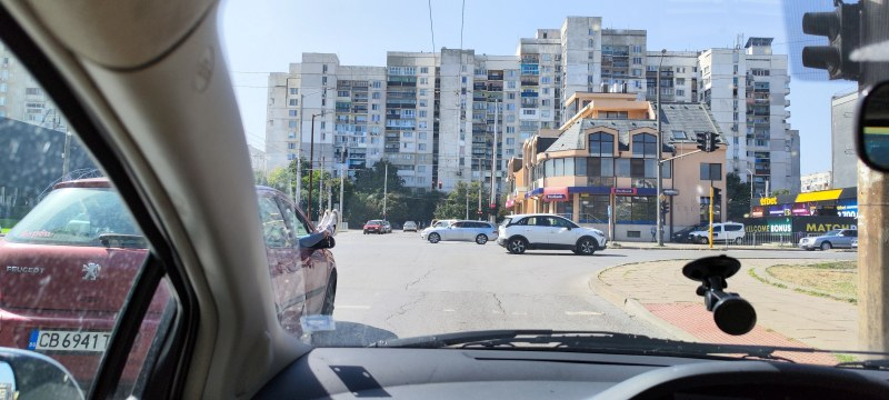 Като 5 пари в кесия: Момиче ококори столичани как се вози в кола СНИМКИ