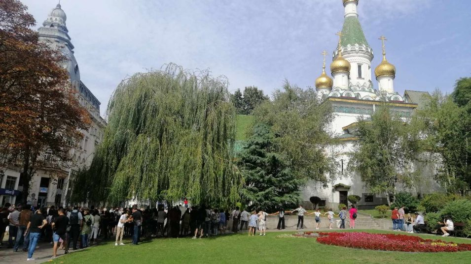 Пред Руска църква в София гъмжи от хора, сред тях и Евгени Минчев, Сидеров и Костадинов СНИМКИ