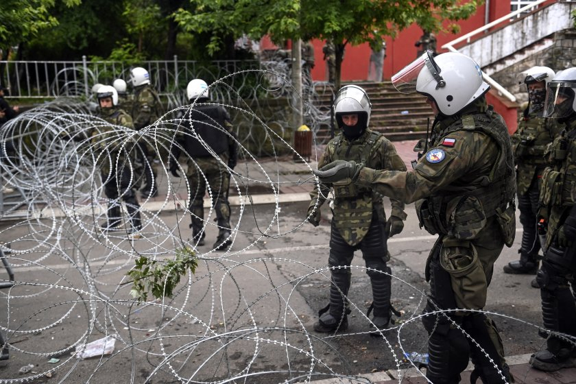 Напрежение в Косово: Тирове блокираха движението, убит е полицай, а друг... 