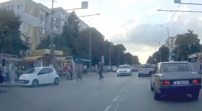 Конфуз на столична "зебра": Тия сега към коя категория да ги смятаме СНИМКИ