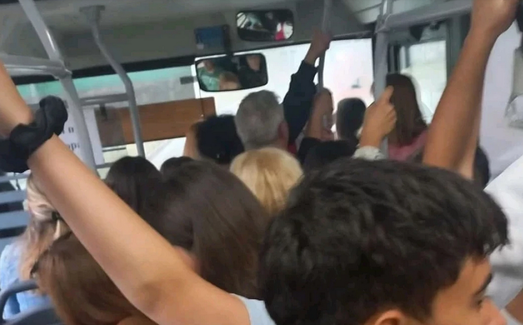 Без въздух: Ученик пред припадък в рейса, не успя да...