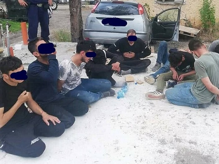 Пак екшън с мигранти във ван на околовръстно, разбягаха се като пилци 
