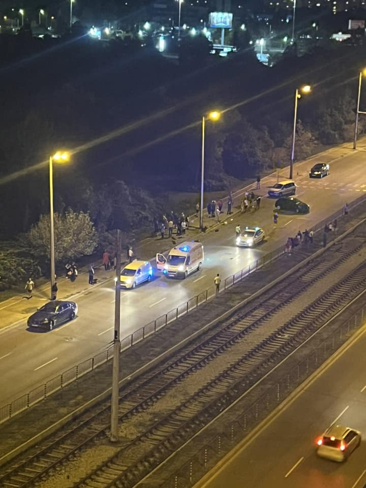 Дете лежи на тротоара, а майка пищи в ужас след меле с коли в София СНИМКИ