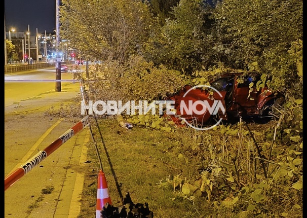 Дете лежи на тротоара, а майка пищи в ужас след меле с коли в София СНИМКИ