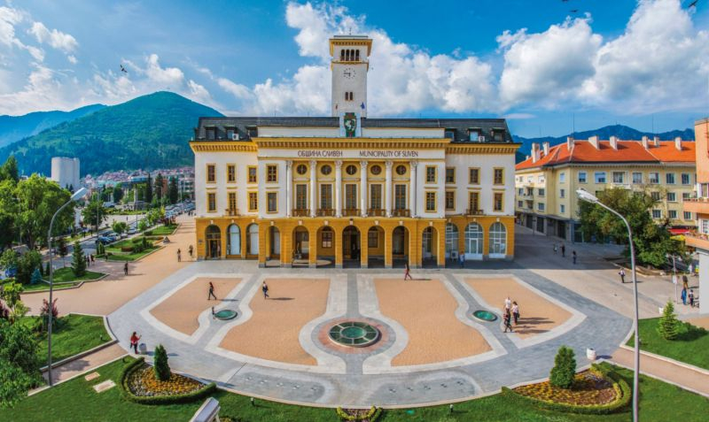 Легнали младежи в градинка в Сливен взривиха мрежата, раздели се на три СНИМКА