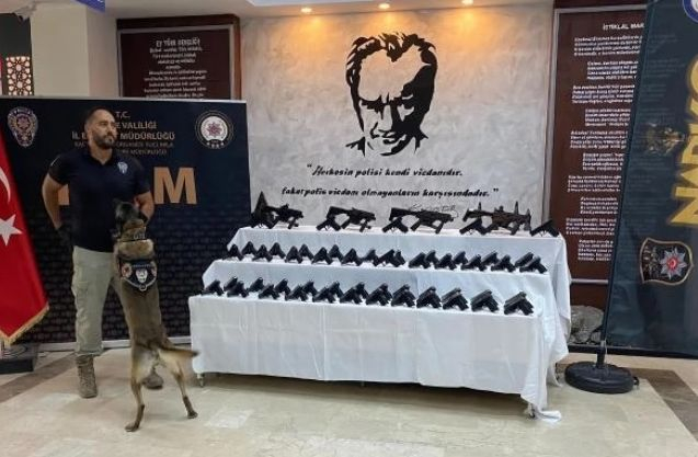 Полицията в Одрин с голям удар! Спря контрабандно оръжие за България СНИМКА