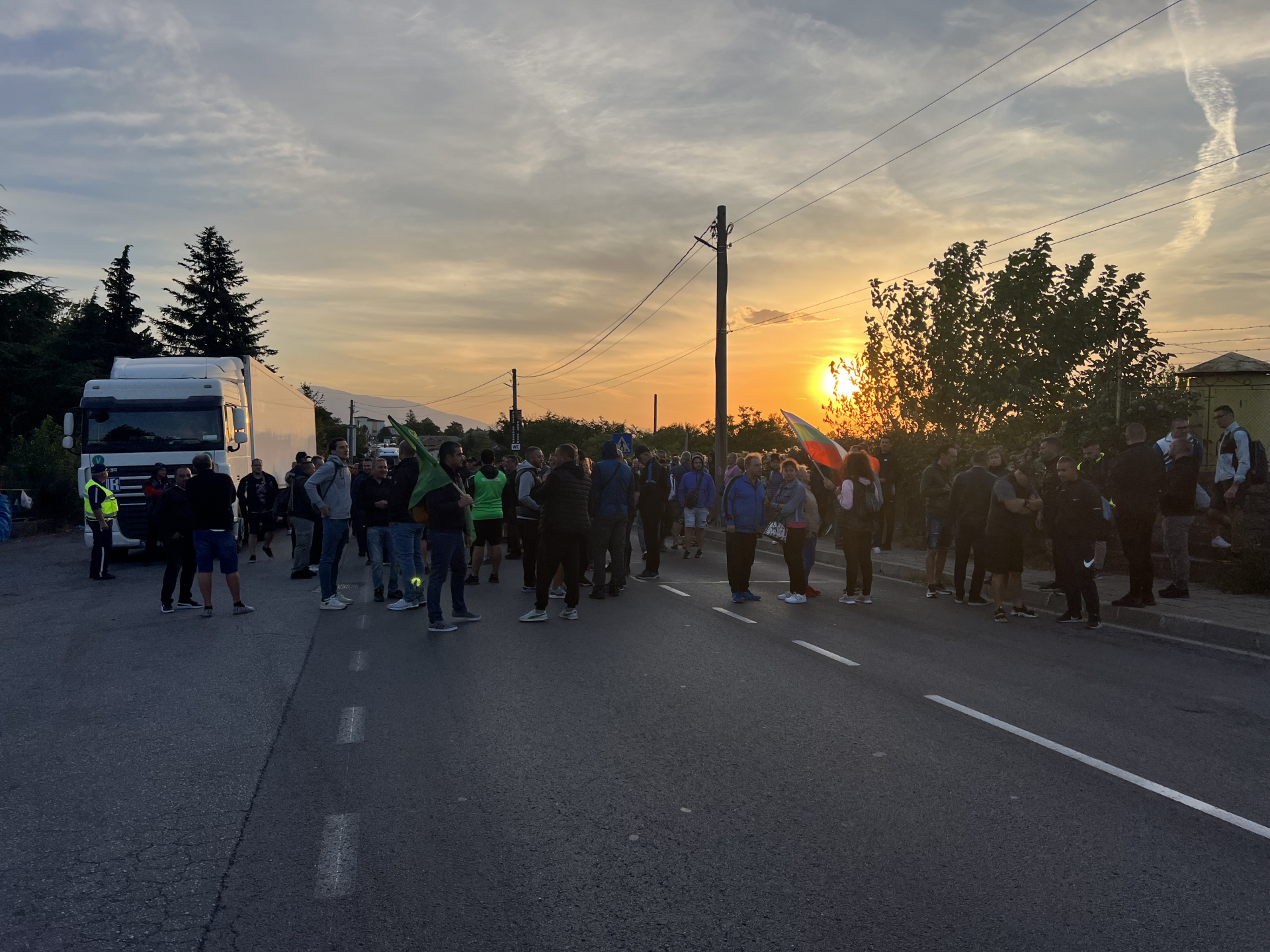 Протестиращи енергетици заплашват, че ако не бъдат чути, вадят тежката техника