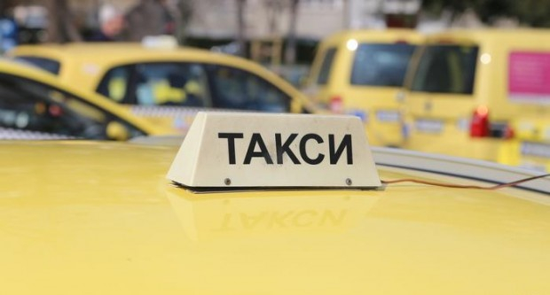 Ще ти потроша колата и ще я направя на нищо: Мъж се качи в столично такси и стана страшно