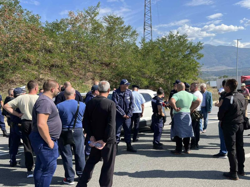 Страшни драми по блокираните пътища: Румънец се опита да пробие веригата, а жена край Гурково...