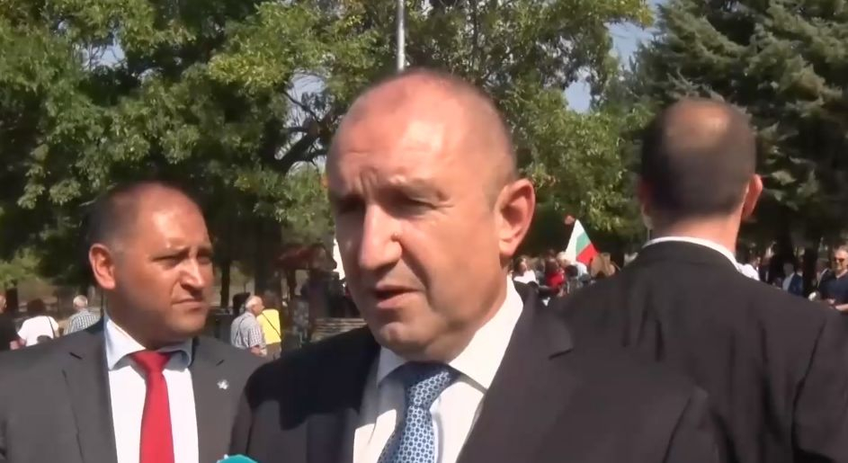 Радев пожали политиците, причината е скръбна