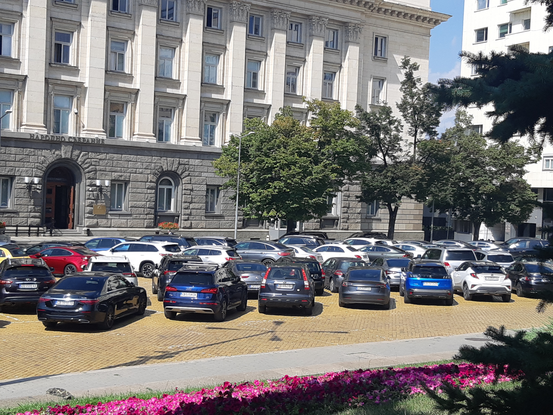 Фотобомба в БЛИЦ: Бойко Рашков ходи на работа със снежнобяла лъскачка, а Гроздан Караджов... СНИМКИ