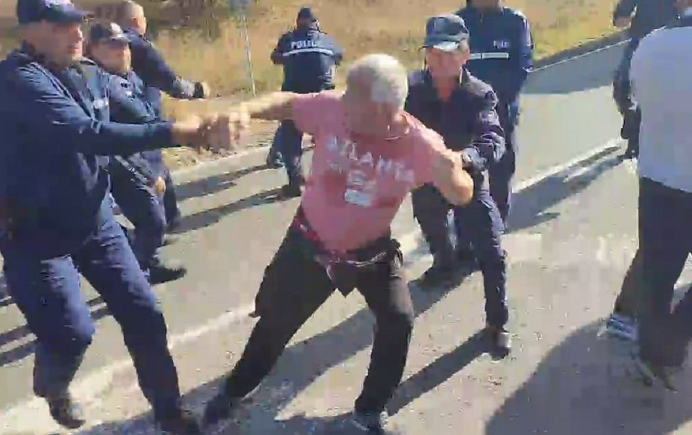 Напрежението ескалира! Първо ВИДЕО от сблъсъка между протестиращи и полиция на АМ "Струма"