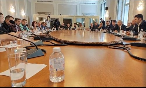 Първи ВИДЕА от ключовата среща между властта и протестиращите в НС, гърмят скандали