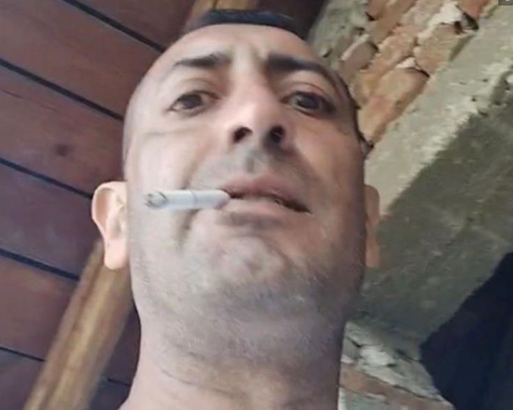 С пушка-помпа и карабина нахлул Цветан в бащината къща на бившата си, а тя...