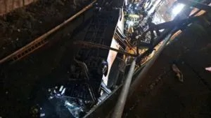 Автобус падна от естакада, най-малко 20 души загинаха СНИМКИ