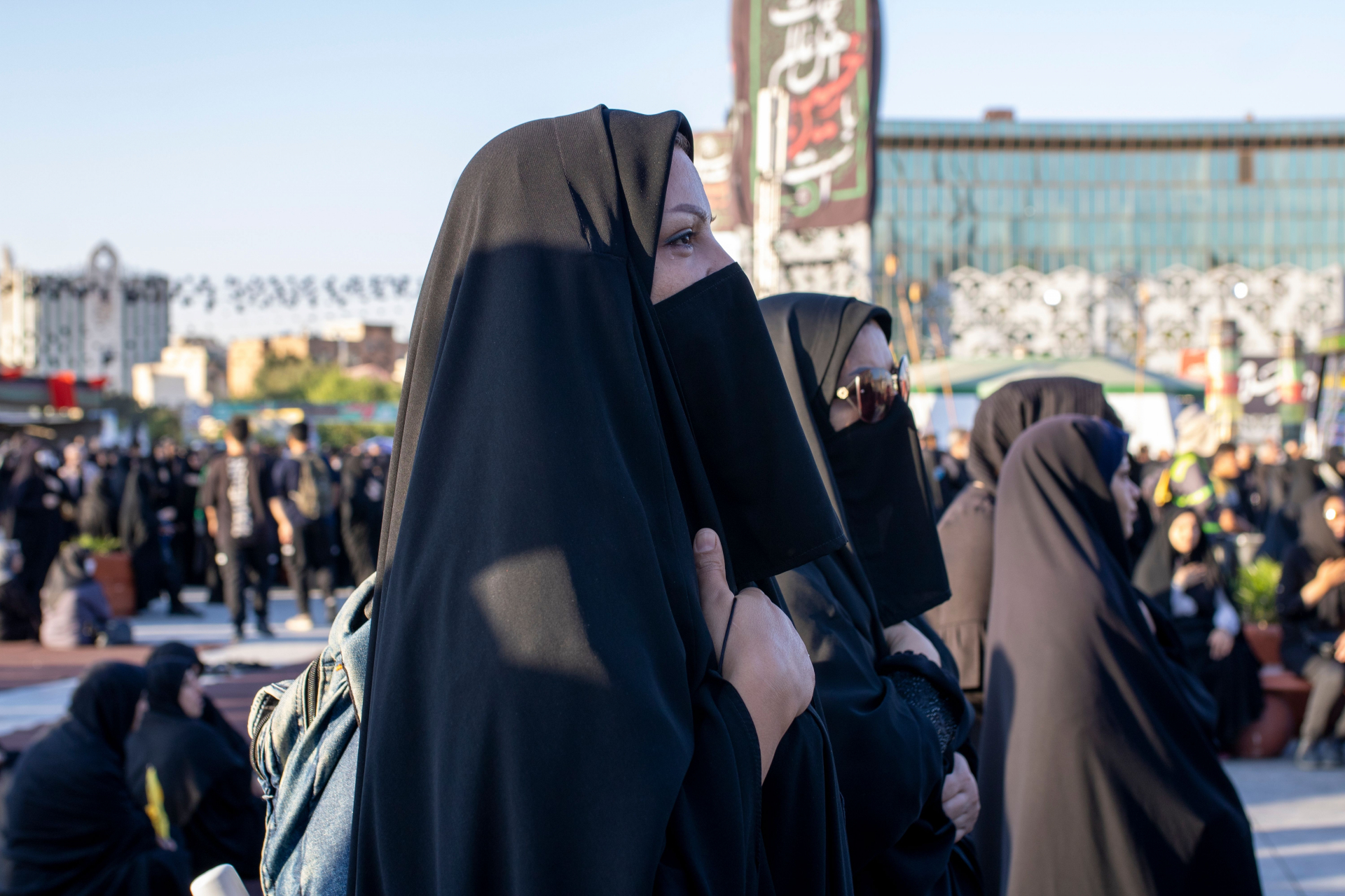 Моралната полиция на Иран прати в кома 16-г. момиче заради хиджаб 