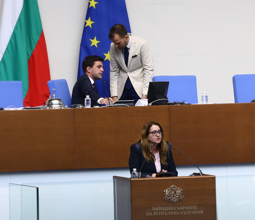 Депутати се захапаха здраво в мрежата, ябълката на раздора е повече от безумна 