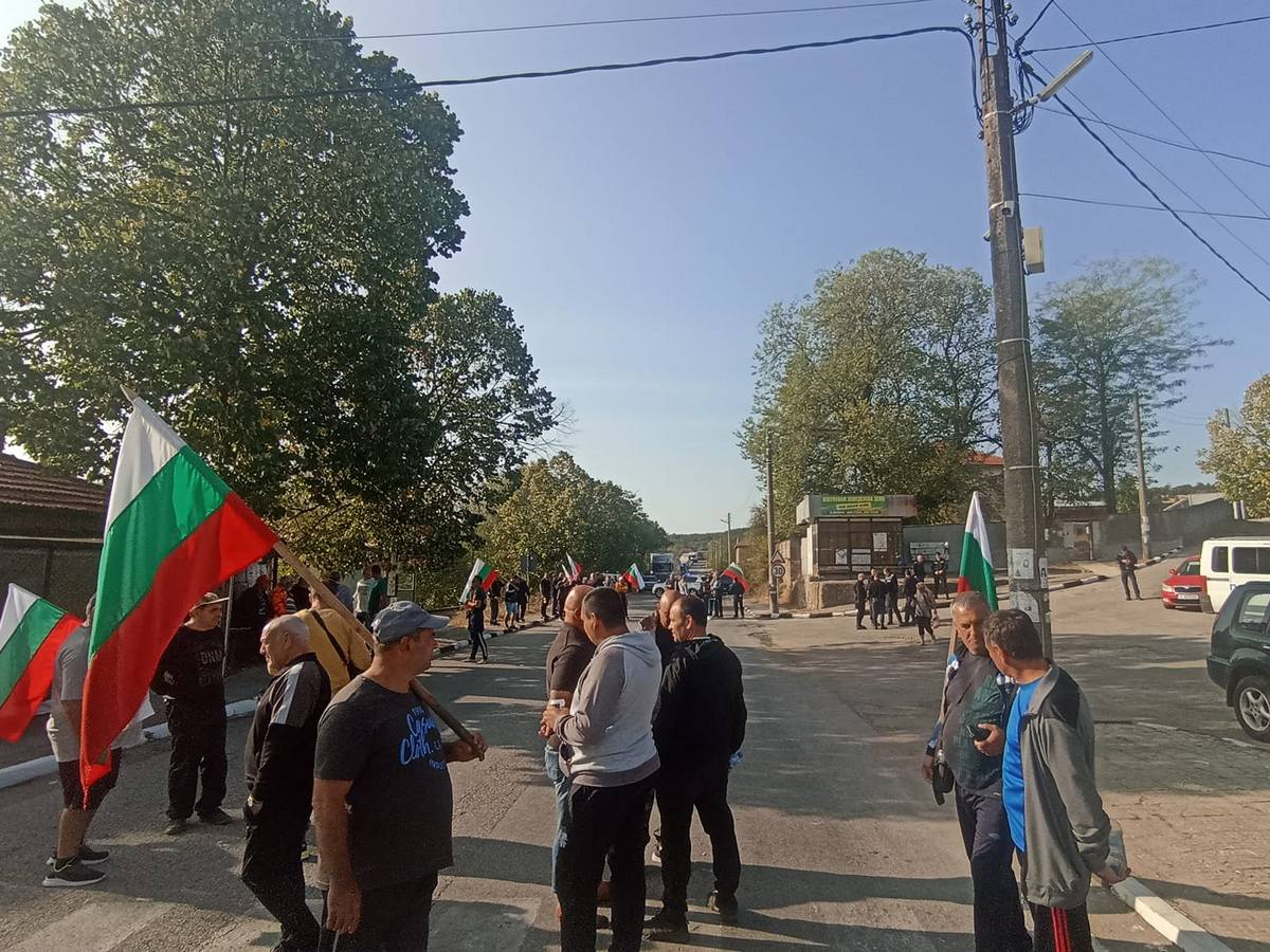 Половин България е блокирана, вече не може да се влезе в...
