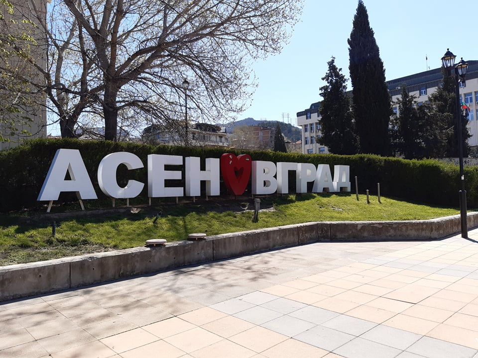 Деца отидоха на площадка в Асеновград, а последвалото подпали мрежата СНИМКИ