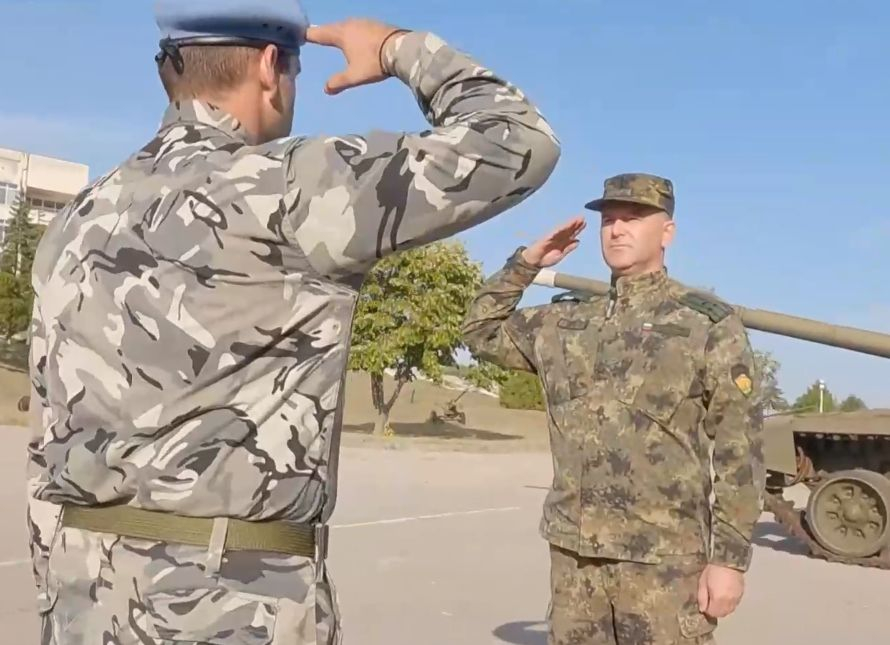 Евродепутатът Андрей Новаков нарами автомат „Калашников” и... ВИДЕО