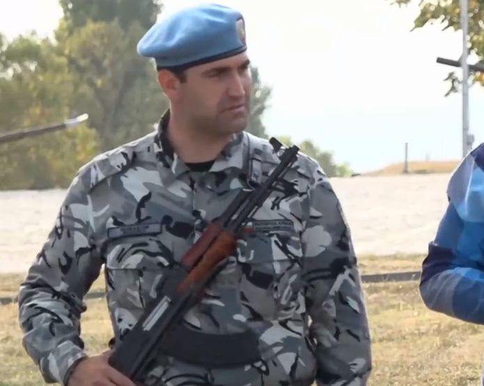 Евродепутатът Андрей Новаков нарами автомат „Калашников” и... ВИДЕО