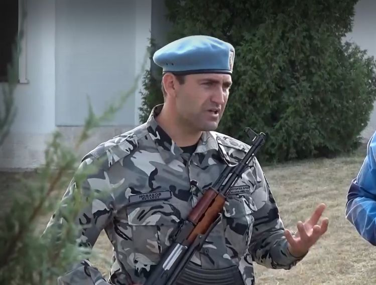 Евродепутатът Андрей Новаков нарами автомат „Калашников” и... ВИДЕО