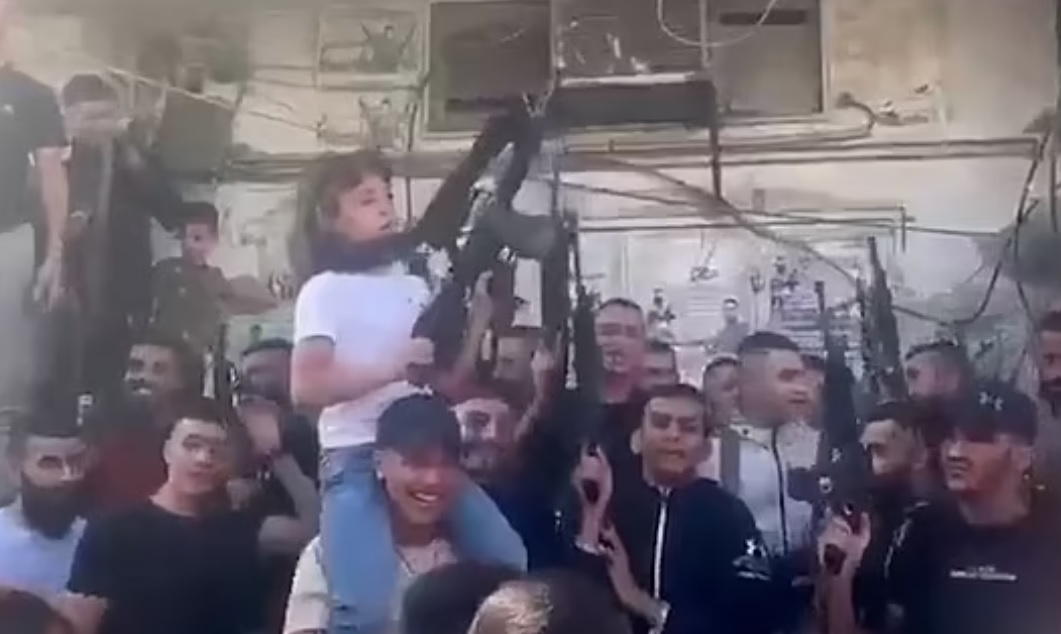 Шокиращо ВИДЕО: Палестинче празнува с автомат в ръце атаката на Хамас по Израел