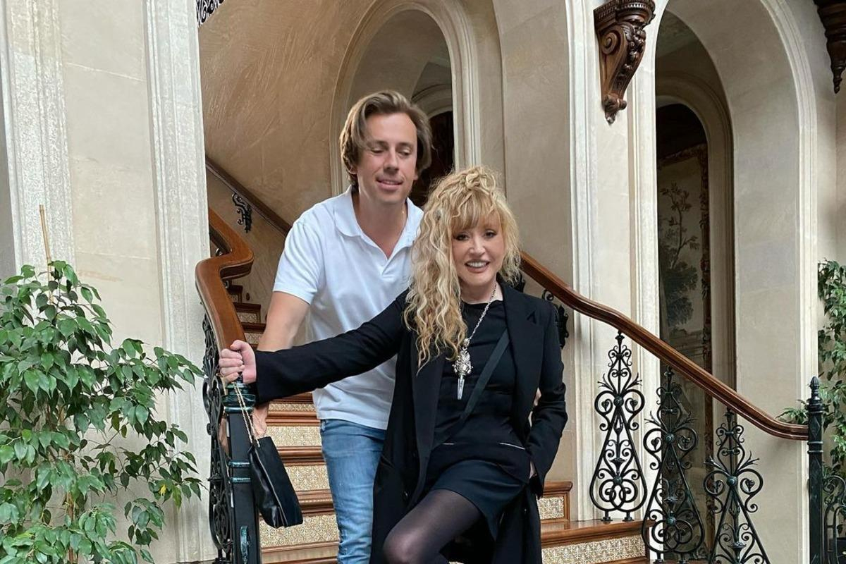 Алла Пугачова и любимият й бягат по анцузи от бомбите в Израел СНИМКА