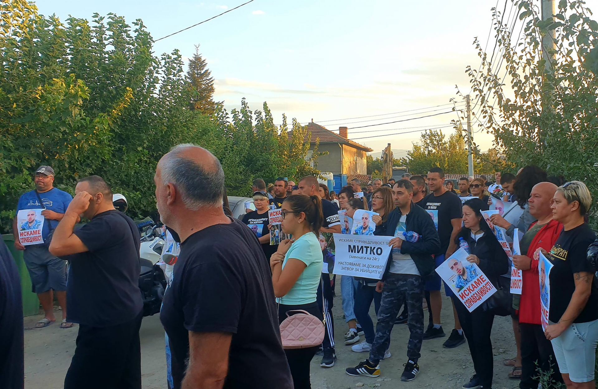 На косъм от линч: Протестиращи атакуваха дома на близнаците, помагали на убиеца на Митко ВИДЕО