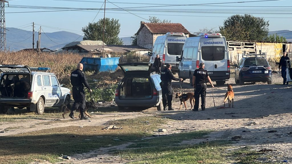 Кървав ужас в Казанлък, полицай бере душа, след като група роми... СНИМКИ 