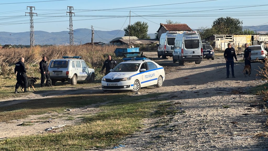 Кървав ужас в Казанлък, полицай бере душа, след като група роми... СНИМКИ 