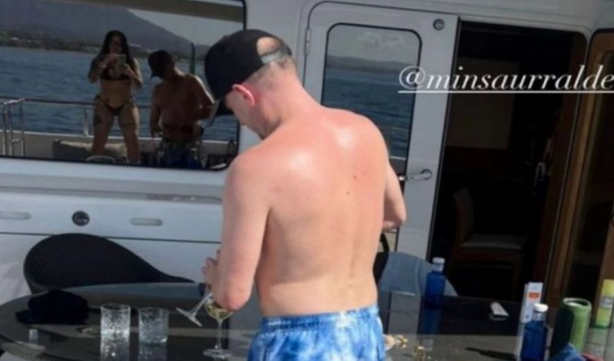 Модел на бельо пусна СНИМКИ 18+ в инстаграм и замеси политик в нечуван скандал
