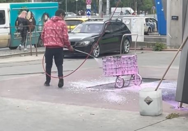 Мъж с количка за смет трогна мрежата с това, което направи в севлиевско село ВИДЕО