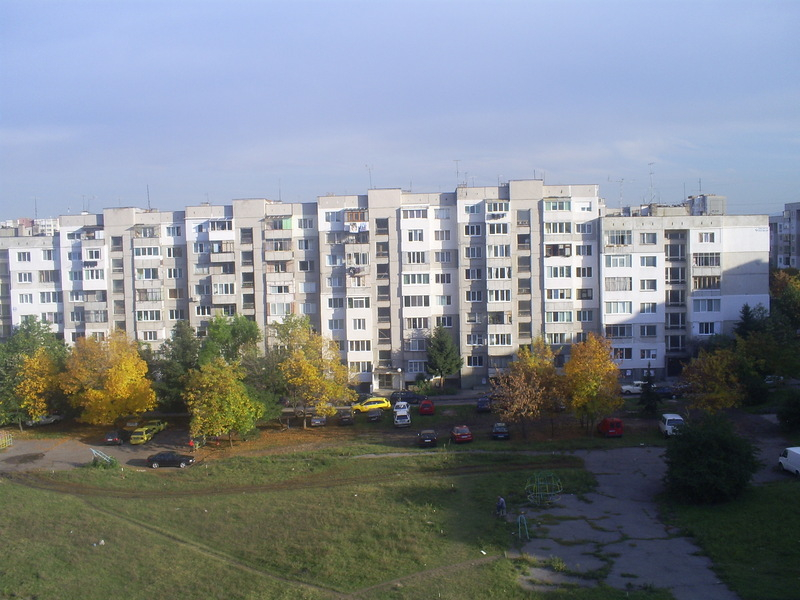 Шофьор на "Голф" втрещи всички с паркирането си в столичния кв. "Люлин" СНИМКА