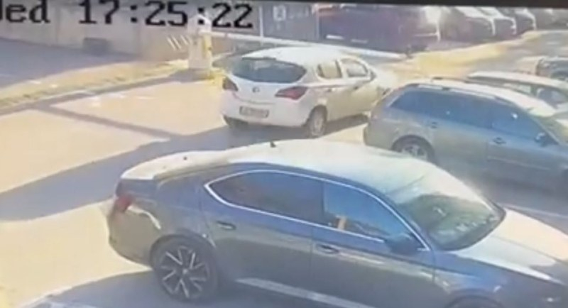 Пълен абсурд: Шофьор сътвори безумна каскада с бариера в София, всички са в шок ВИДЕО