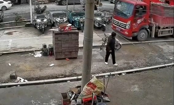 Зрелищни ВИДЕА: Няма да познаете какво ще се случи при този инцидент
