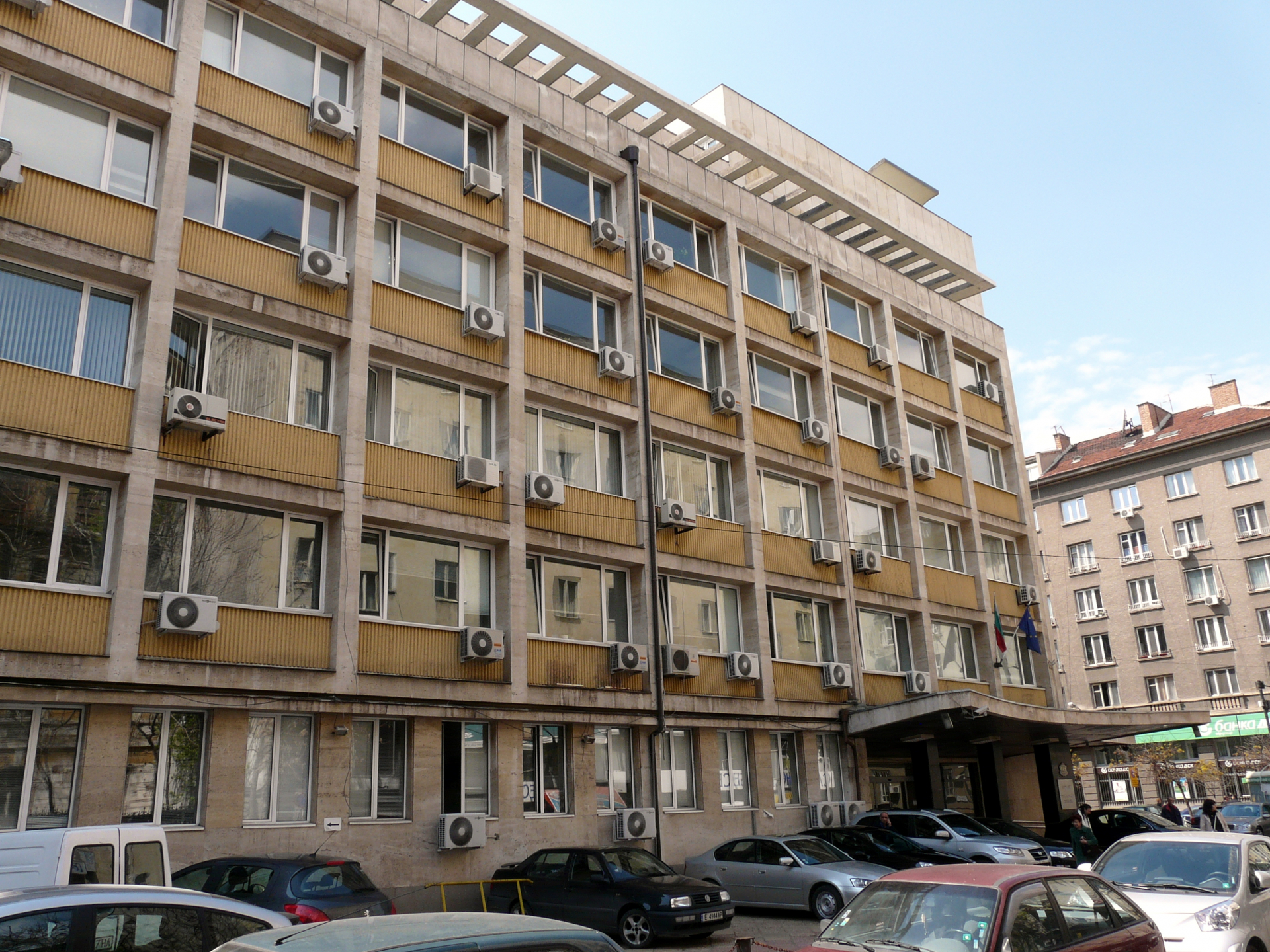 Министерство търси 23 души, които да изпрати по света 