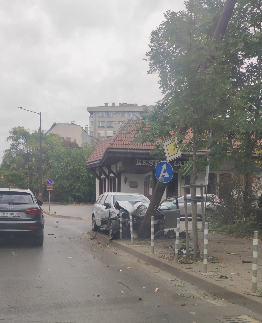 Сигнал до БЛИЦ! Зрелищна катастрофа в София, образува се адско задръстване ВИДЕО