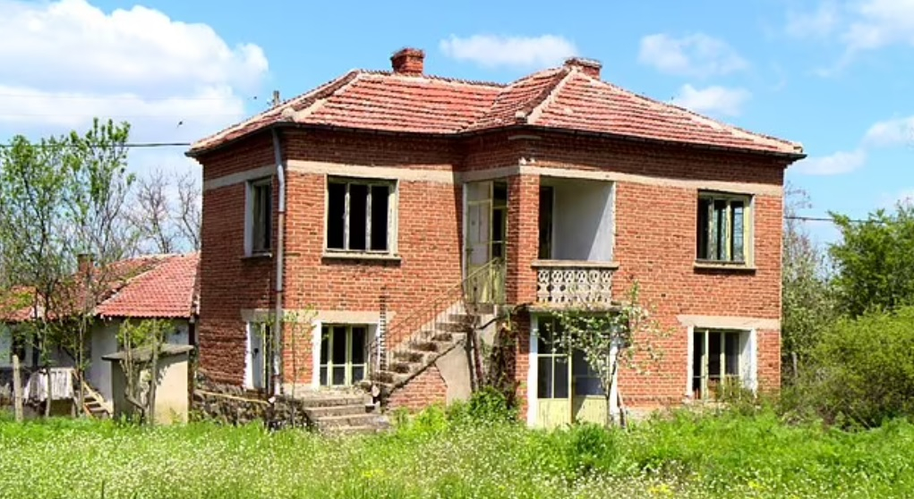Беден шотландец си накупи къщи в България за жълти стотинки 