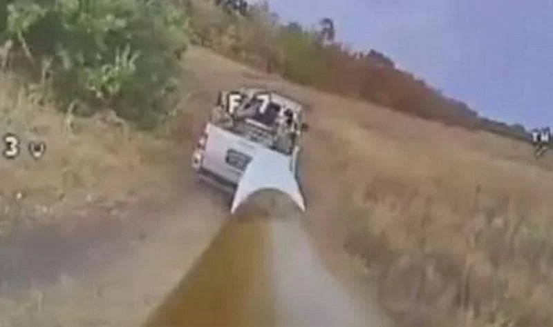 ВИДЕО от войната: Дрон взриви руски пикап с пленени украинци 
