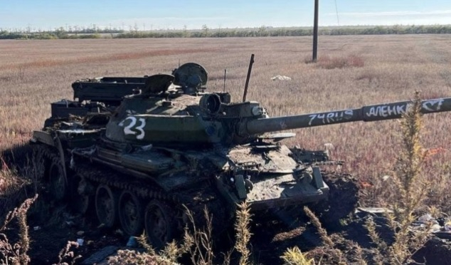 ВИДЕО от войната: Украински дрон-камикадзе нанесе удар по танк Т-62, кулата излетя