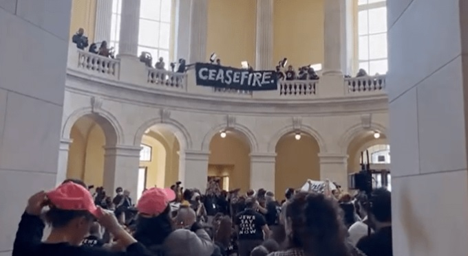 Протестиращи нахлуха в Капитолия в САЩ ВИДЕО