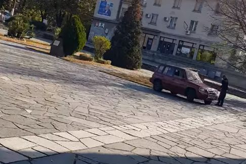 Шофьор смая с майсторлък, не е за вярване къде се озова джипът му ВИДЕО 