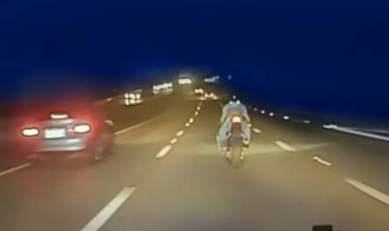 Зрелищно полицейско преследване със скорост от 225 км/ч бе запечатано на ВИДЕО