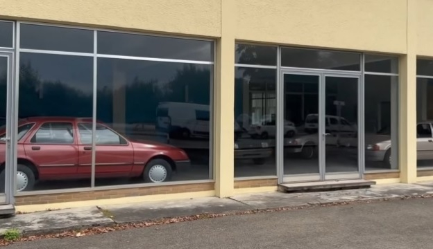 Откриха изоставен автосалон с недокоснати коли Ford от 80-те ВИДЕО