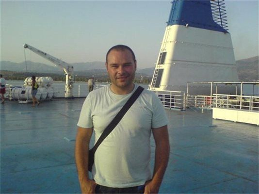 19 куршума направиха на решето касоразбивач №1 пред бара му в Перник, а приятелката му... СНИМКИ