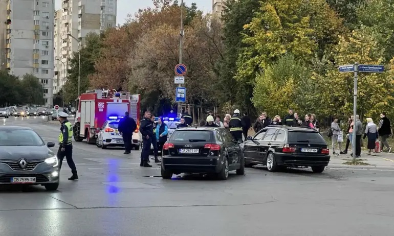 Удар между Ауди и БВМ задръсти столичен квартал СНИМКИ