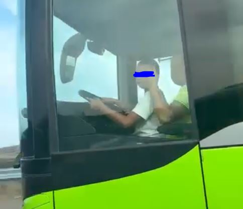 Жената, заснела детето зад волана на автобус: Засече ни, а шофьорът... ВИДЕО