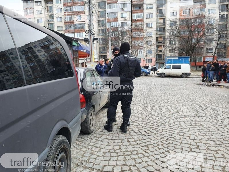 Маскирани ченгета нахлуха в "Столипиново", натръшкаха...
