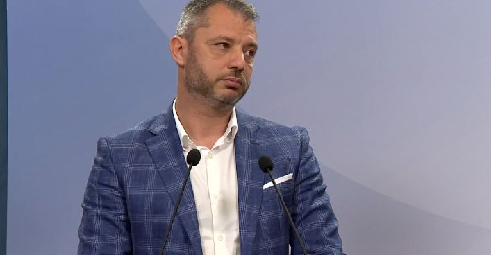 Напрежението ескалира: Делян Добрев отвърна на ПП-ДБ, разкри кои са на хранилката на "Лукойл" 